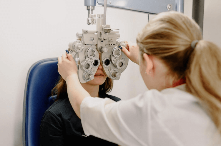 Miopia la copii: ce este, care sunt factorii care influențează apariția sa și ce soluții moderne există pe piață?, Fără categorie - optimarvisioncare.ro