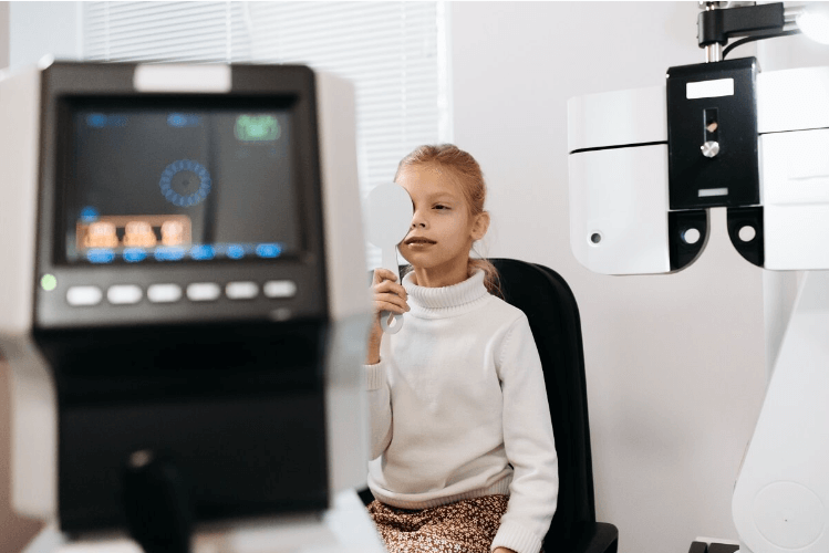 Miopia la copii: ce este, care sunt factorii care influențează apariția sa și ce soluții moderne există pe piață?, Fără categorie - optimarvisioncare.ro