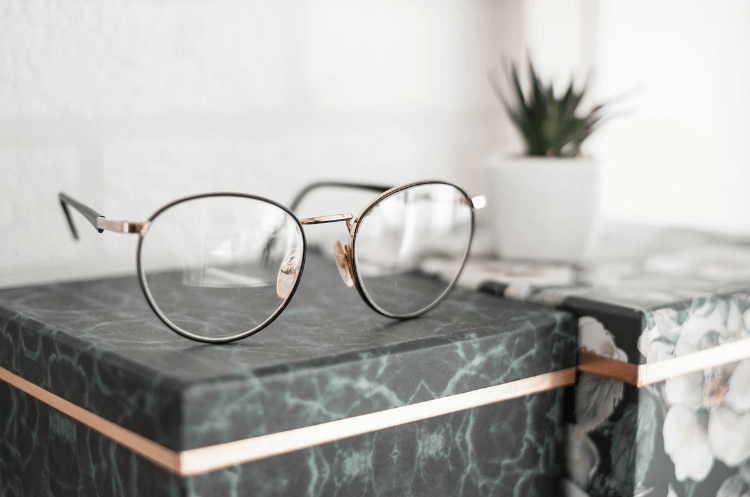 Tipuri de ochelari de vedere – cum alegi modelul potrivit, în funcție de trăsăturile feței și de afecțiunea cu care te confrunți, Fără categorie - optimarvisioncare.ro